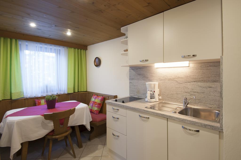 Apartmán Haus Andreas Seefeld in Tirol Pokoj fotografie